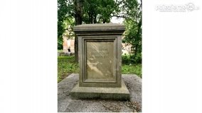 Romantyczna ruiny w Dąbrówce Ludomskiej - zdjęcie 13