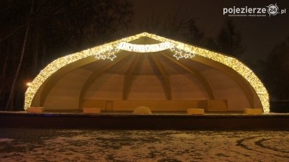 Inowrocław nocą, rozświetlony iluminacją świąteczną