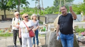 Seniorzy z Poznania zwiedzali Niechanowo - zdjęcie 27