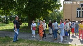Seniorzy z Poznania zwiedzali Niechanowo - zdjęcie 17