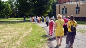 Seniorzy z Poznania zwiedzali Niechanowo - zdjęcie 16