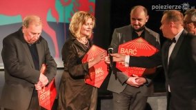 Gwiazdy filmowe zawitały do Barcina i odsłoniły Barcie - zdjęcie 6