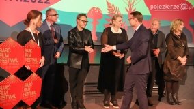 Gwiazdy filmowe zawitały do Barcina i odsłoniły Barcie - zdjęcie 3