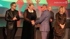 Gwiazdy filmowe zawitały do Barcina i odsłoniły Barcie - zdjęcie 2