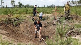 Fundacja Historyczna „Przywracamy Pamięć” postawiła krzyż przy „dołach śmierci”! - zdjęcie 37