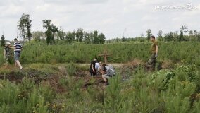 Fundacja Historyczna „Przywracamy Pamięć” postawiła krzyż przy „dołach śmierci”! - zdjęcie 36