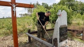 Fundacja Historyczna „Przywracamy Pamięć” postawiła krzyż przy „dołach śmierci”! - zdjęcie 31