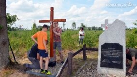 Fundacja Historyczna „Przywracamy Pamięć” postawiła krzyż przy „dołach śmierci”! - zdjęcie 17