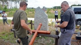 Fundacja Historyczna „Przywracamy Pamięć” postawiła krzyż przy „dołach śmierci”! - zdjęcie 4