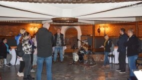 Uczestnicy kursu przewodnickiego po Szlaku Piastowskim zwiedzali pałac w Czerniejewie - zdjęcie 19