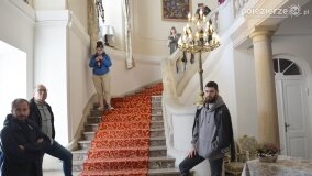 Uczestnicy kursu przewodnickiego po Szlaku Piastowskim zwiedzali pałac w Czerniejewie - zdjęcie 17