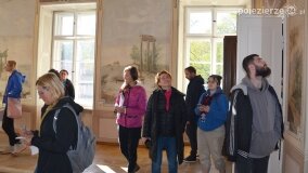 Uczestnicy kursu przewodnickiego po Szlaku Piastowskim zwiedzali pałac w Czerniejewie - zdjęcie 16