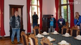 Uczestnicy kursu przewodnickiego po Szlaku Piastowskim zwiedzali pałac w Czerniejewie - zdjęcie 15