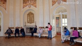 Uczestnicy kursu przewodnickiego po Szlaku Piastowskim zwiedzali pałac w Czerniejewie - zdjęcie 13