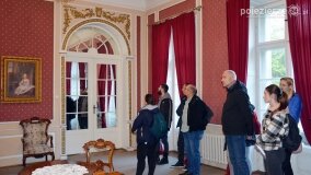 Uczestnicy kursu przewodnickiego po Szlaku Piastowskim zwiedzali pałac w Czerniejewie - zdjęcie 11