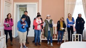 Uczestnicy kursu przewodnickiego po Szlaku Piastowskim zwiedzali pałac w Czerniejewie - zdjęcie 8