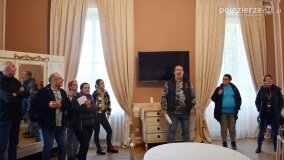Uczestnicy kursu przewodnickiego po Szlaku Piastowskim zwiedzali pałac w Czerniejewie - zdjęcie 7