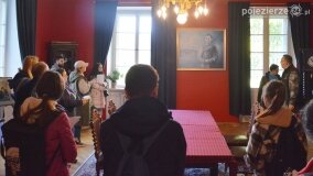 Uczestnicy kursu przewodnickiego po Szlaku Piastowskim zwiedzali pałac w Czerniejewie - zdjęcie 4