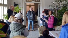 Uczestnicy kursu przewodnickiego po Szlaku Piastowskim zwiedzali pałac w Czerniejewie - zdjęcie 3