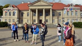 Uczestnicy kursu przewodnickiego po Szlaku Piastowskim zwiedzali pałac w Czerniejewie - zdjęcie 2