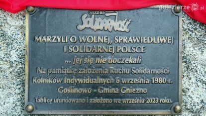 Pamiątkowa tablica w Goślinowie na cześć powołania NSZZ Solidarność Rolników Indywidualnych