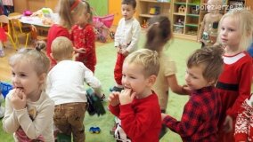 Św. Mikołaj zawitał do przedszkoli i żłobka w gminie Gniezno - zdjęcie 30