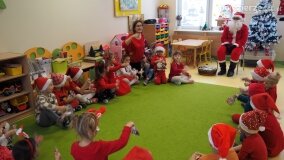 Św. Mikołaj zawitał do przedszkoli i żłobka w gminie Gniezno - zdjęcie 14