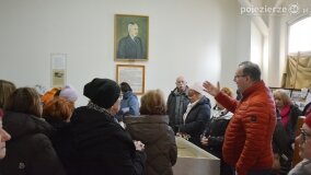 Piloci wycieczek poznali tajemnice pałacu w Czerniejewie i niemieckiej zbrodni na „Dziekance”! - zdjęcie 56