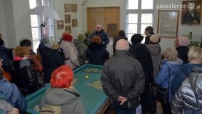 Piloci wycieczek poznali tajemnice pałacu w Czerniejewie i niemieckiej zbrodni na „Dziekance”! - zdjęcie 55