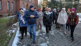 Piloci wycieczek poznali tajemnice pałacu w Czerniejewie i niemieckiej zbrodni na „Dziekance”! - zdjęcie 47