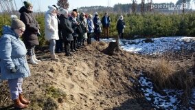 Piloci wycieczek poznali tajemnice pałacu w Czerniejewie i niemieckiej zbrodni na „Dziekance”! - zdjęcie 43