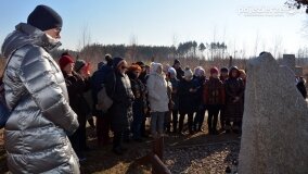 Piloci wycieczek poznali tajemnice pałacu w Czerniejewie i niemieckiej zbrodni na „Dziekance”! - zdjęcie 39