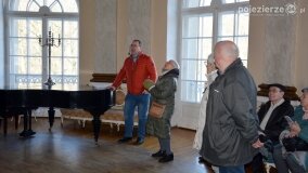 Piloci wycieczek poznali tajemnice pałacu w Czerniejewie i niemieckiej zbrodni na „Dziekance”! - zdjęcie 22