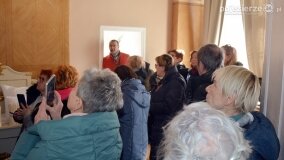 Piloci wycieczek poznali tajemnice pałacu w Czerniejewie i niemieckiej zbrodni na „Dziekance”! - zdjęcie 20