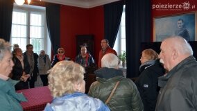 Piloci wycieczek poznali tajemnice pałacu w Czerniejewie i niemieckiej zbrodni na „Dziekance”! - zdjęcie 13