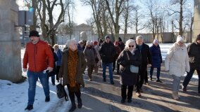 Piloci wycieczek poznali tajemnice pałacu w Czerniejewie i niemieckiej zbrodni na „Dziekance”! - zdjęcie 6