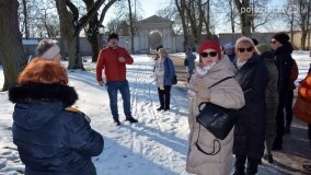 Piloci wycieczek poznali tajemnice pałacu w Czerniejewie i niemieckiej zbrodni na „Dziekance”! - zdjęcie 4