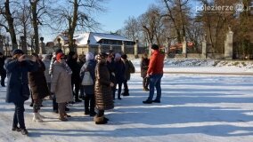 Piloci wycieczek poznali tajemnice pałacu w Czerniejewie i niemieckiej zbrodni na „Dziekance”! - zdjęcie 3