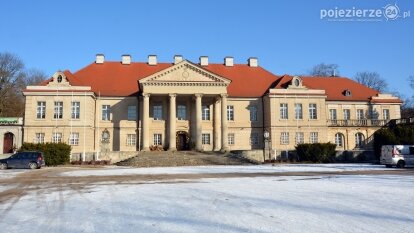 Piloci wycieczek poznali tajemnice pałacu w Czerniejewie i niemieckiej zbrodni na „Dziekance”!