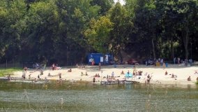 Plaża z kąpieliskiem nad jeziorem Winiary