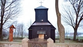 Urokliwa kaplica w Skórkach