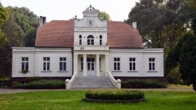 Dwór w Popowie Podleśnym z zagadkową „dziewiątka” i „srebrnym skarbem” 