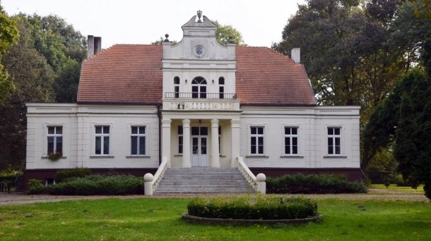 Dwór w Popowie Podleśnym z zagadkową „dziewiątka” i „srebrnym skarbem” 