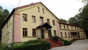 Co skrywa „stary dwór” w Łopuchówku?