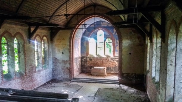 Opuszczony kościół w Zrazimiu