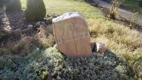 Tajemniczy kamień i drewniany kościół w Kościeszkach