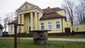 Dwór w Parlinie – piękny przykład „stylu dworkowego”