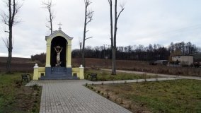 Obielewo. Zabytkowa kapliczka z Chrystusem Ukrzyżowanym