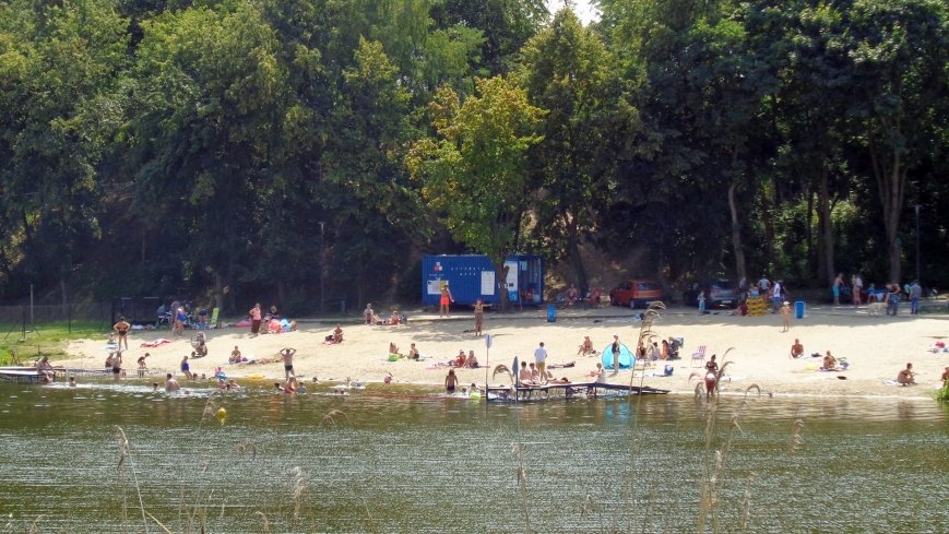 Plaża z kąpieliskiem nad jeziorem Winiary - zdjęcie 1