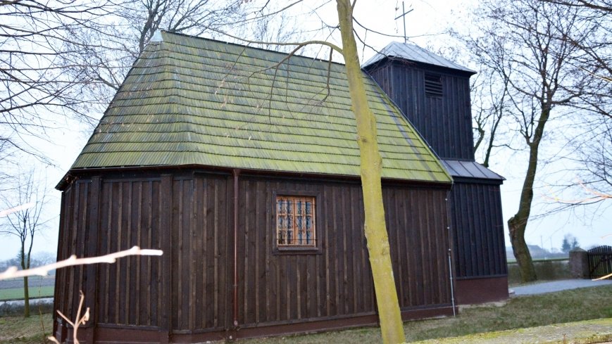 Urokliwa kaplica w Skórkach - zdjęcie 1